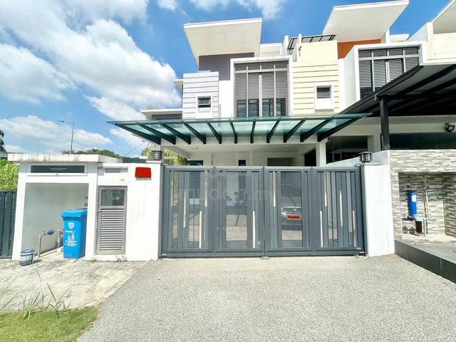3 storey Corner Fully Renovated Alam Impian 1