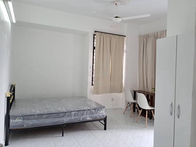 Master Bed Room at Desa Pelangi Condo 1