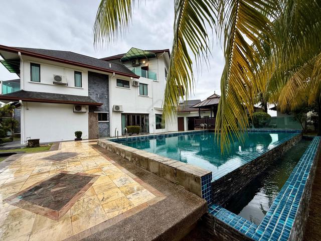 WITH POOL & BIG LAND! 2.5 Storey Bungalow Seksyen 13, Shah Alam 1