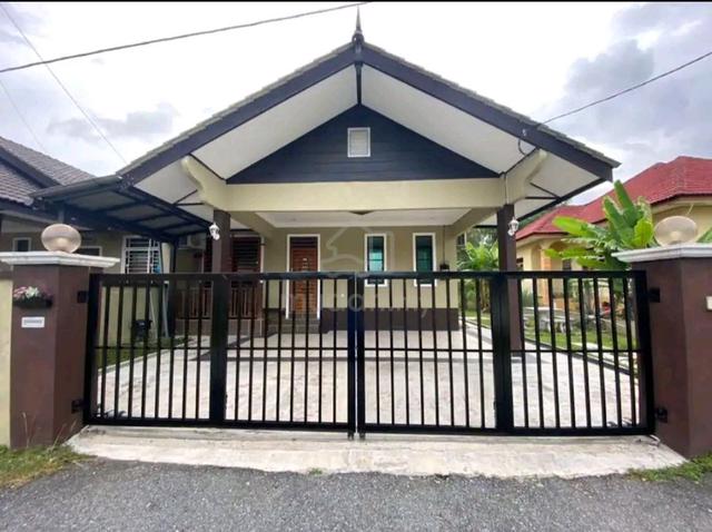 Rumah Untuk Disewa - Lokasi Depan Stadium Gong Badak 1