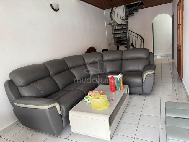 Taman Molek 1.5 Story House Fully Furnished For Rent 1