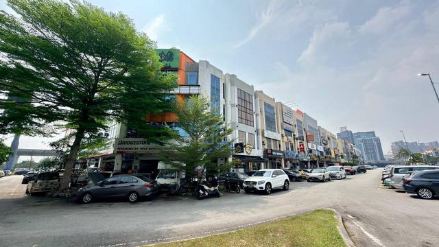 CORNER LOT 4 Storey Shoplot Bandar Puteri, Puchong 1