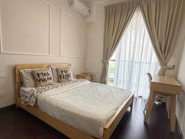 R&F balcony Room @ JB Ciq, walking to custom, below market price 1