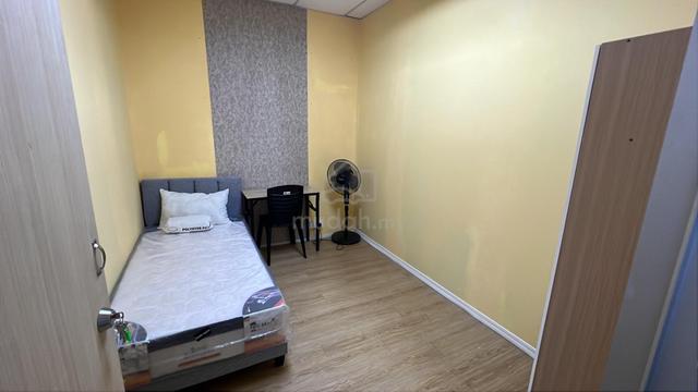 Private Room for Rent at Pusat Perdagangan Perdagangan Pekan Nanas 1
