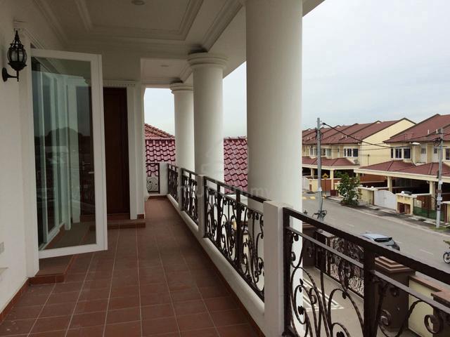Bungalow house at Tmn Emas Dengkil 1