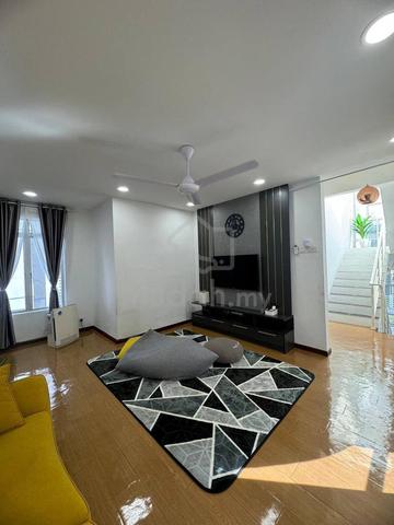 Renovated + 6 Rooms  @ Bungalow 2.5 Storey Laman Puteri Sikamat N9 1