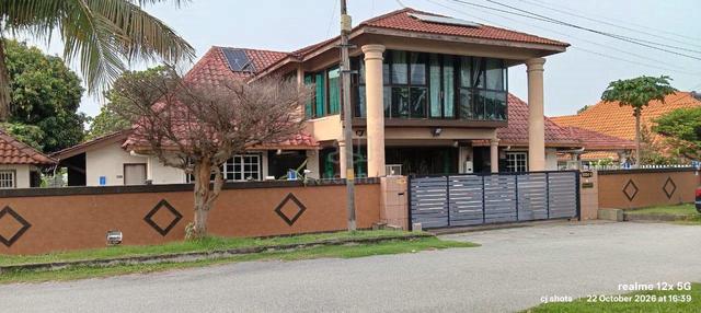 A well appointed spacious family home close to sea. 1