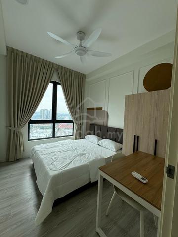 Female unit medium room available walking distance to MRT Putra Permai 1