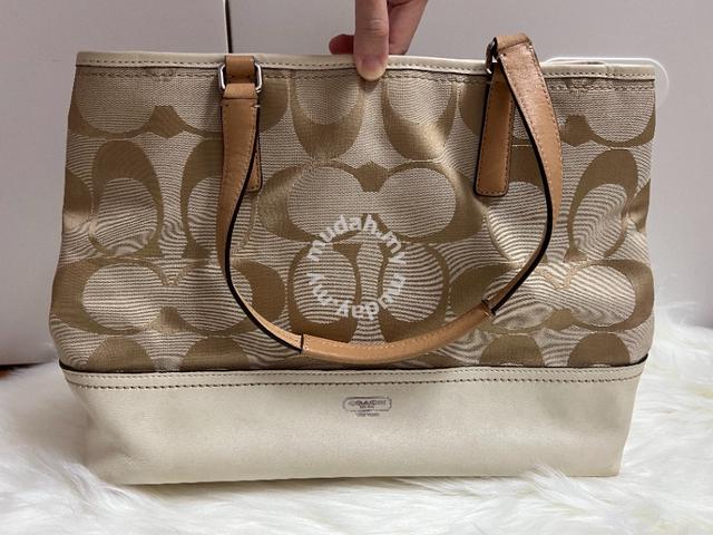 NWT AUTHENTIC COACH LARGE SIGNATURE TOTE WITH ZIPPER AND FRONT POCKET  ZIPPER | Metallic tote bags, Womens tote bags, Coach zip top tote