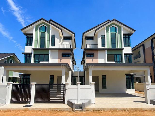 Freehold Bukit Baru 2.5 Storey Semi D in Taman Merbok Aeon Ayer Keroh 1