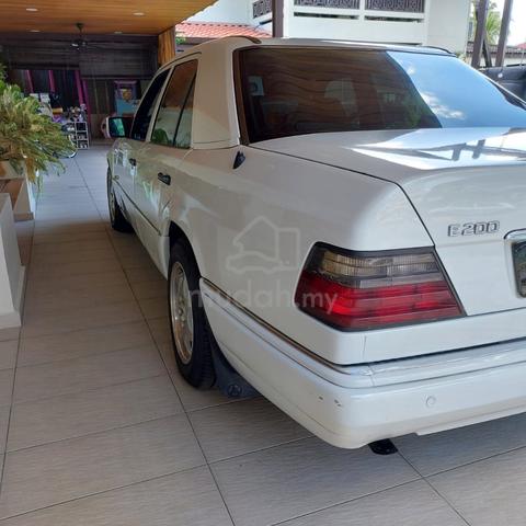 Classic Mercedes-Benz E200 (Automatic) - 2