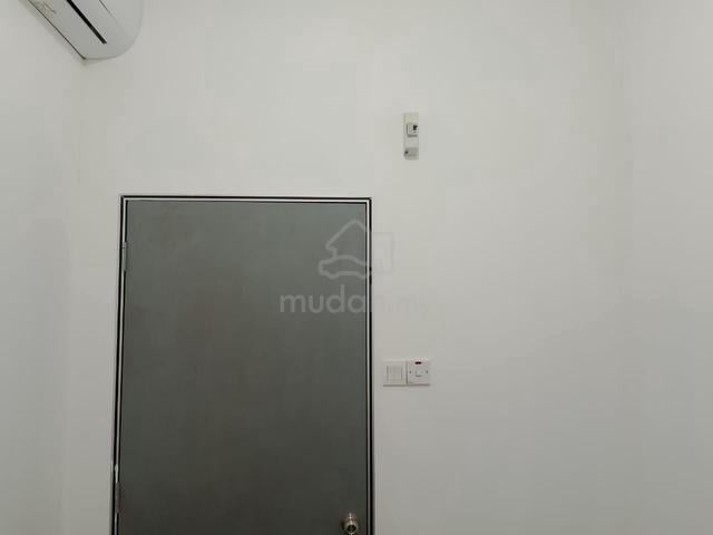 VERY NEAR CIQ SINGLE ROOM ( Stulang ) 3