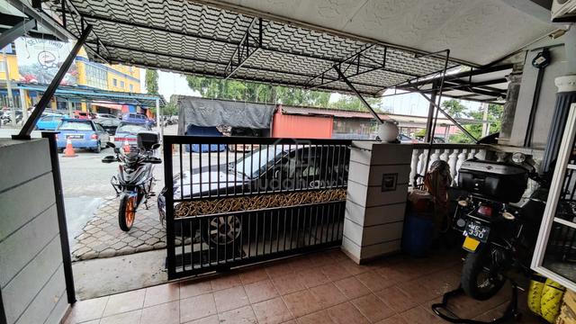 Rumah satu setengah tingkat mengadap Family store Sikamat, Seremban 1