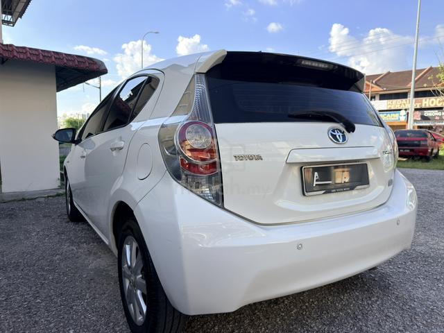 2012 Toyota PRIUS C 1.5 (HYBRID) NHP10R (A) - 4
