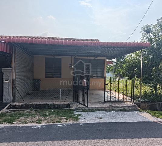 Rumah corner lot tanah yang luas 1