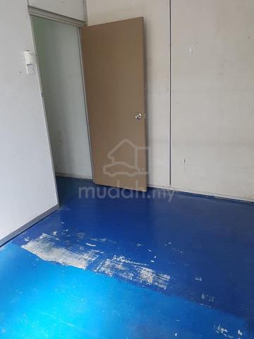Room with window inside at Taman Klang Utama 2