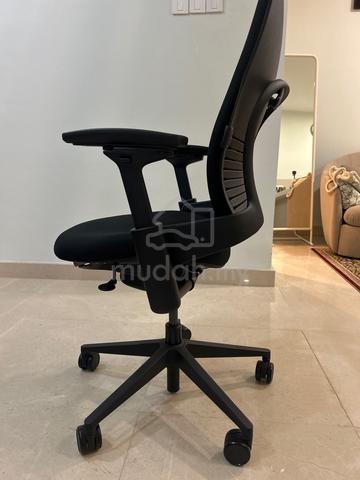 Steelcase LEAP V2 Ergonomic Chair - photo 2 of 5