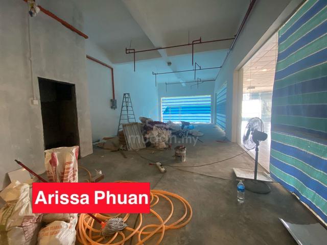 High-Traffic Shop Lot Perfect for Branding & Signage E-GATE Jelutong. 3