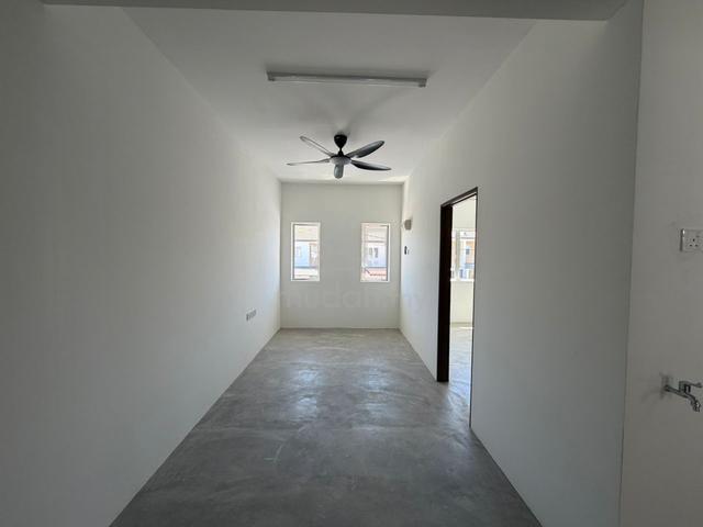 【 Super White Painting 】 Upstairs Town House - BUKIT BANYAN CITRA 1