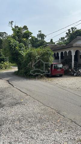 Tanah Status Bangunan Beserta Rumah Lama Tepi Jalan Tar di Bunut Payon 1