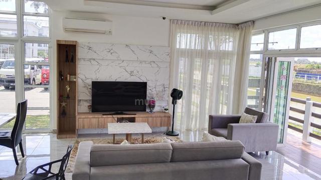 D Lagoon @ Seri Austin Three Storey Villa End Lot For Rent 1