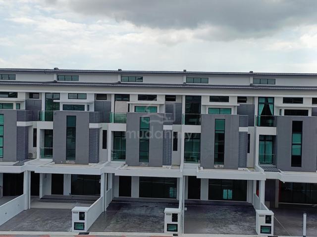 3-Storey Luxury Link House Bayu Residence | Ong Yi How | Butterworth 1