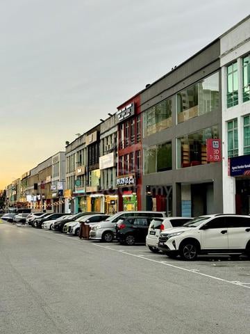 FACE MAIN ROAD, 3 Sty Shop (2 units) @ Mutiara Emas 10/X same row 周星星 1
