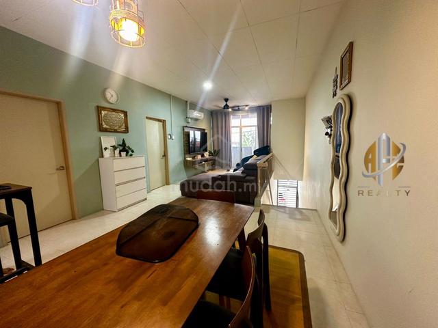 Renovated And Open Facing Unit Putra Villas Townhouse ‼️ 1
