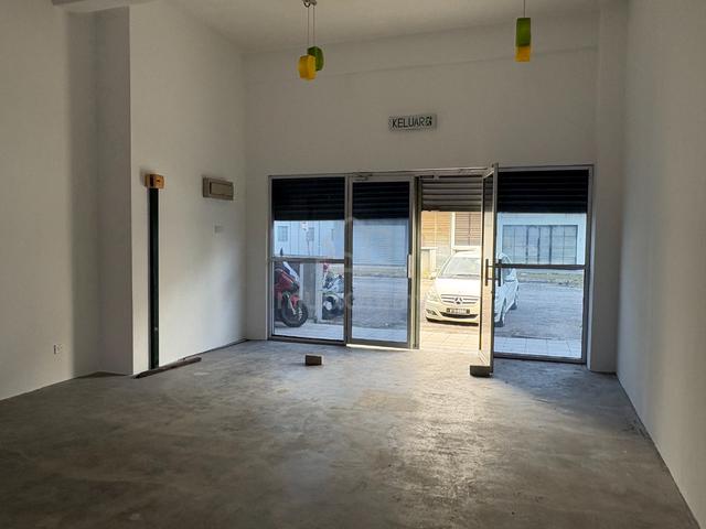 Ground Shop Lot Puchong Gateway LDP highway 22X75sf Limit Unit 1