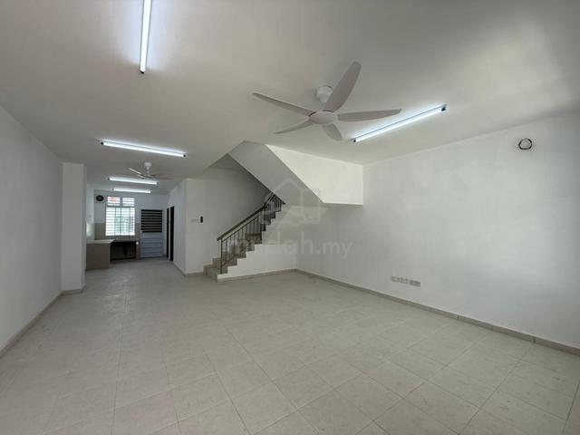 [ Partly Furnished ] 3 Storey House @ Taman Scientex Kundang Jaya, Rwg 1