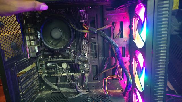 Pc gaming on set - photo 2 of 6