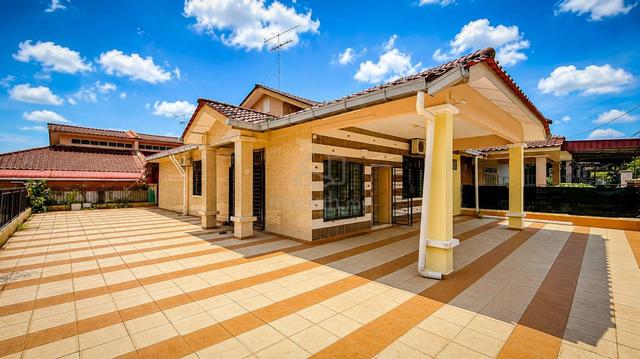 Semi-D Taman Saujana, Kluang l For Sale 1