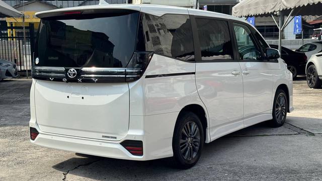 Toyota Voxy 2.0 Fullspec 8 seater Unreg - 2