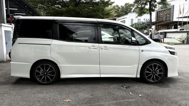 2021 Toyota VOXY 2.0 GR SPORT (A) - 4