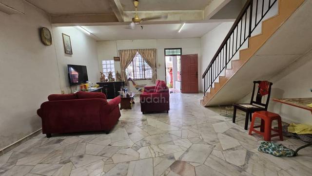 Saujana Puchong sp7 very well keep unit gated guarded 1