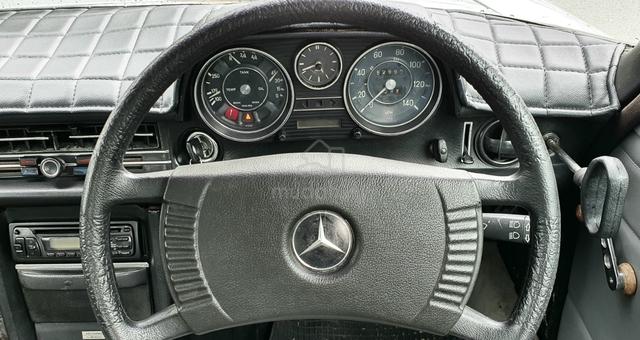 Classic Mercedes-Benz 230E (1972) - 5