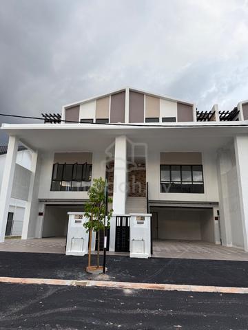 3 Storey Terrace House at Botani 1