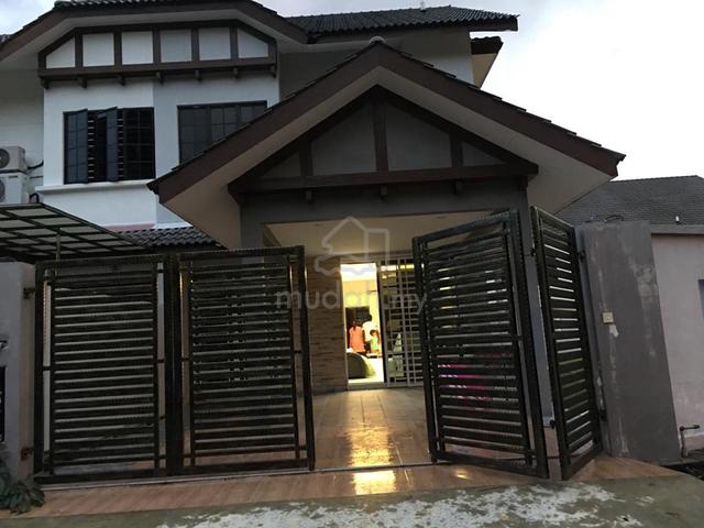 A corner double-storey terrace house 1