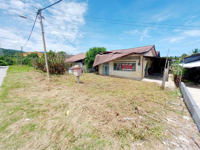 Chemor Tanah Hitam Village Bungalow Land Sale / Face North/ Aeon 1