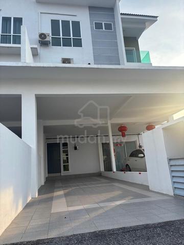 Corner lot 1.5storey town house @Botani gated & guarded 1