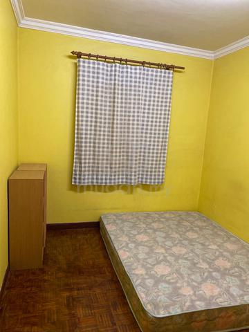 Middle Room to Rent 1
