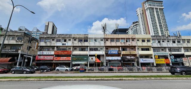Four Storey Shoplot in Uptown Damansara with Lift Freehold for SALE 1