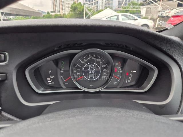 Volvo v40 2.0 Facelift - 4
