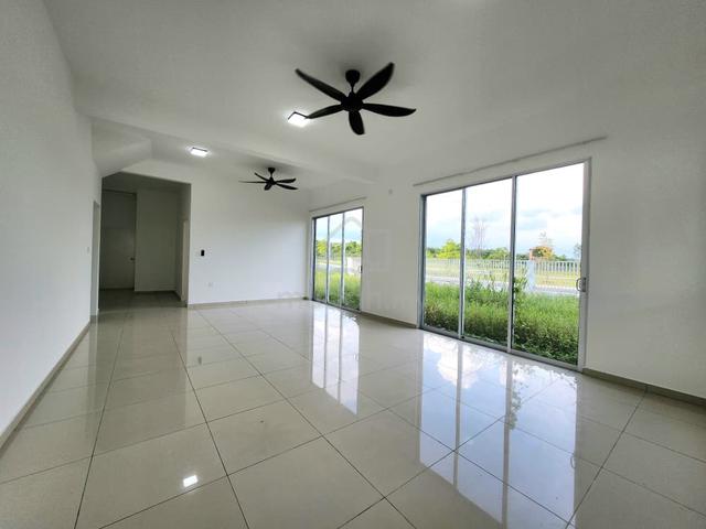 2sty Corner House with spacious Land with Lake view at Tiara Sendayan 1