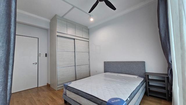 [FEMALE ONLY] Balcony Bedroom with HALAL ONLY kitchen [FREE WIFI & CLE 1
