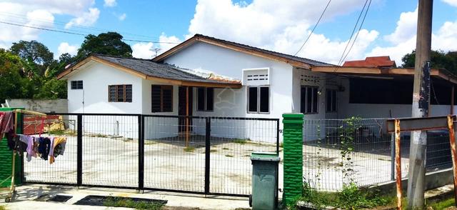 Teres Satu Tingkat Corner Lot di Jalan Langgar 1