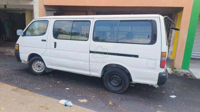 Toyota Hiace 2.0 - Manual -Petrol Year 2001 - 3