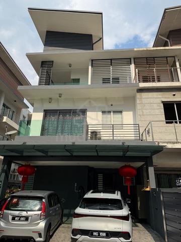 *Freehold* SemiD* 3Story house 1