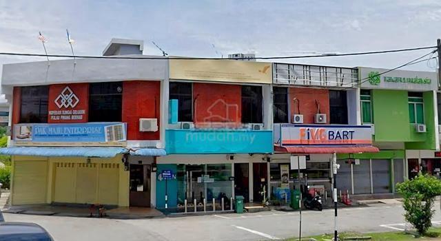 Double storey shoplot for rent at Gelugor facing main road 1
