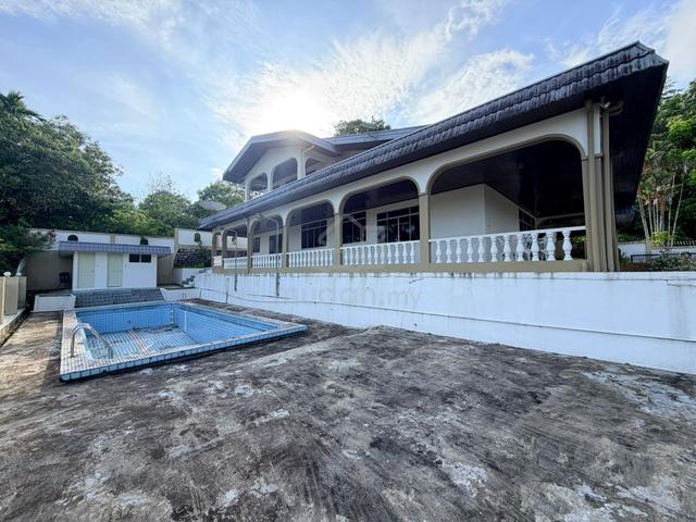 Double storey detached bungalow at Hilltop, Jalan Peace, Kuching 1